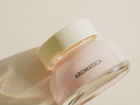 The Aromatica Reviving Rose Infusion Cream contains various soothing ingredients and antioxidants to protect the skin from air pollution and free radicals.